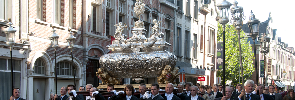 Genootschap van Kasdragers dragen zilveren reliekschrijn van de heilige Gummarus.